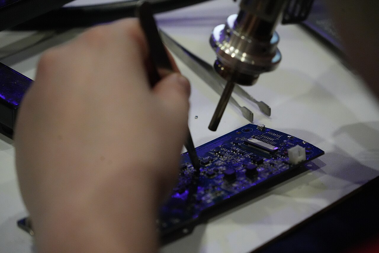 Intervention sur du matériel électronique en atelier